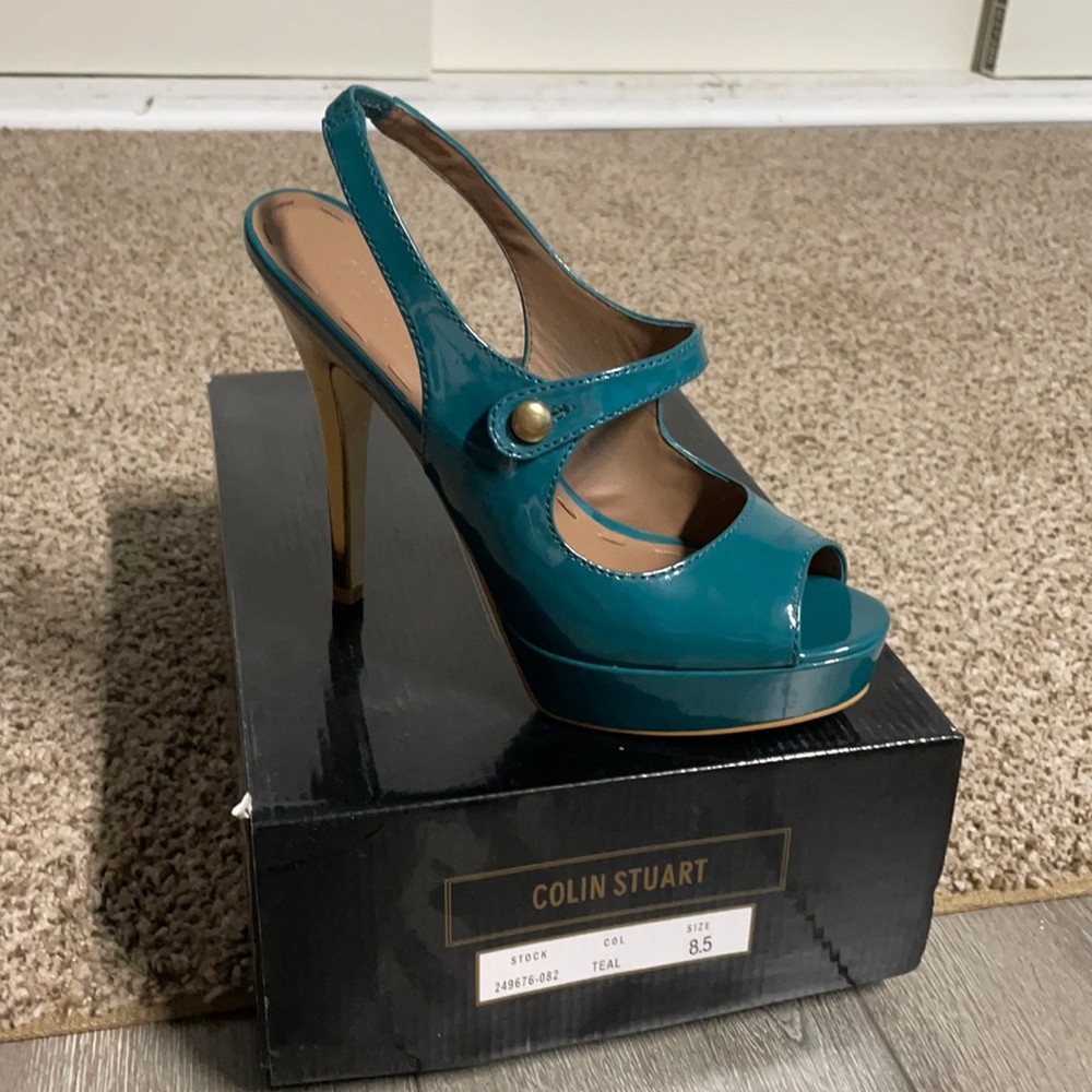 Beautiful teal heel